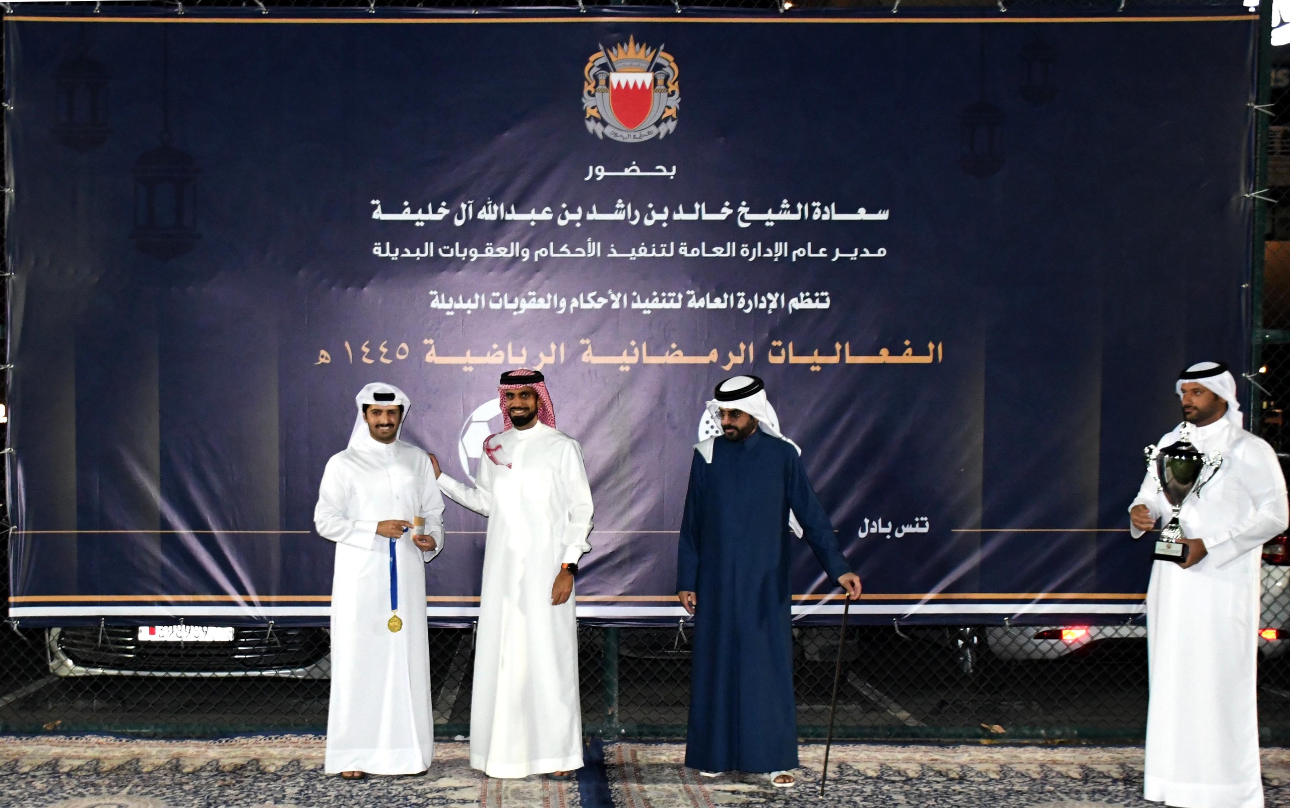 شارك فيها المستفيدين من العقوبات البديلة والسجون المفتوحة. .. مدير عام تنفيذ الأحكام والعقوبات البديلة يتوج الفرق الفائزة في البطولة الرمضانية الثانية في كرة القدم والبادل<